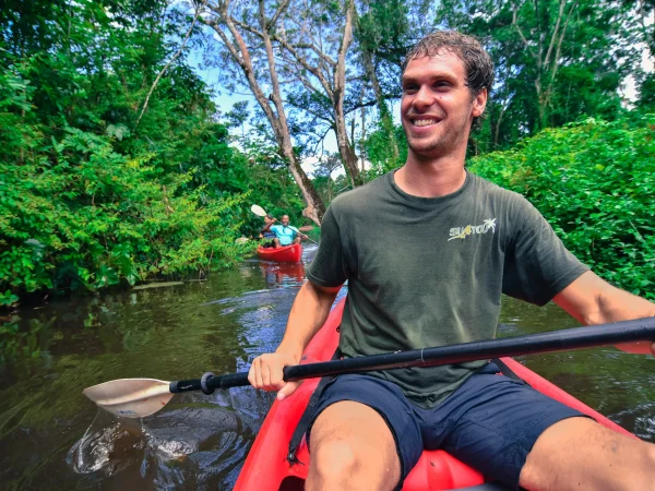 Ga peddelen met leeftijdgenoten door Suriname