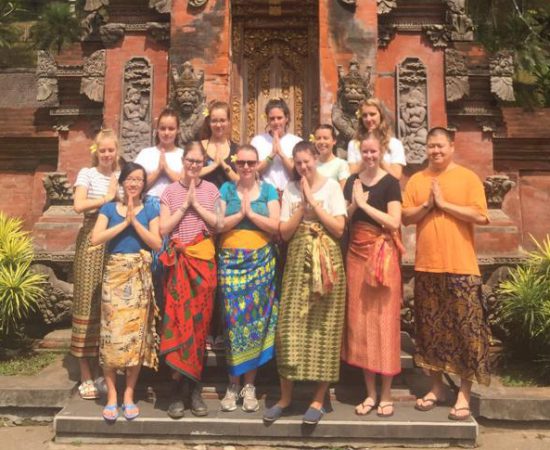 Groepsfoto voor tempel in Bali - Tussenjaarbreak.nl